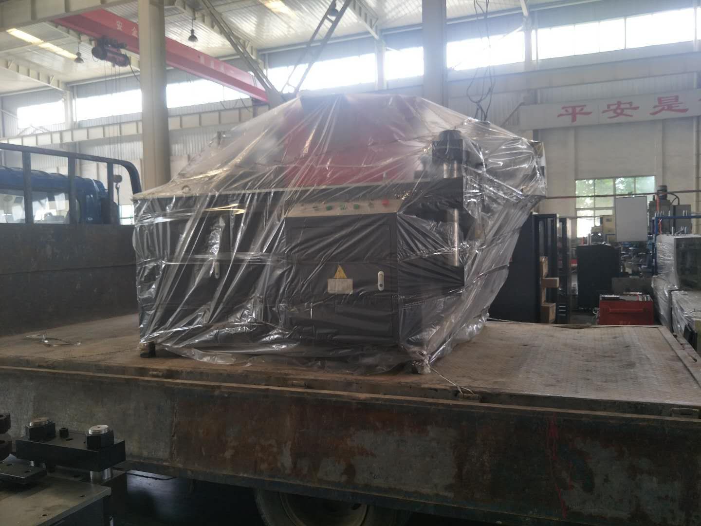 浙江衢州江山市客户订购的数控铜排加工机装车出发！