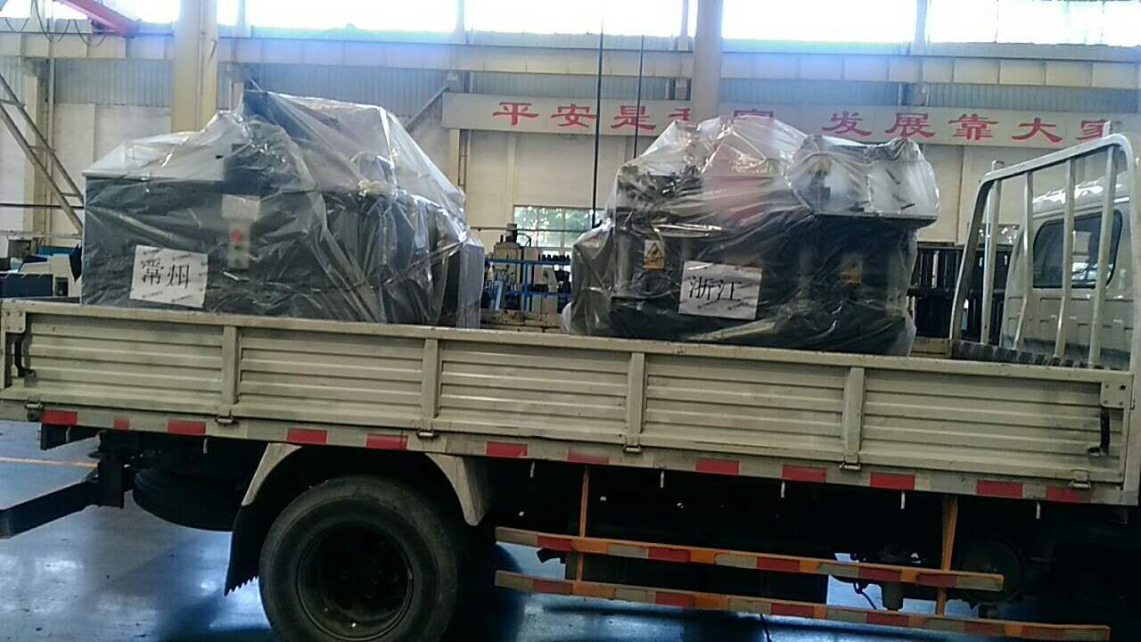 发往浙江和常州的铜排加工机装车完毕准备出发