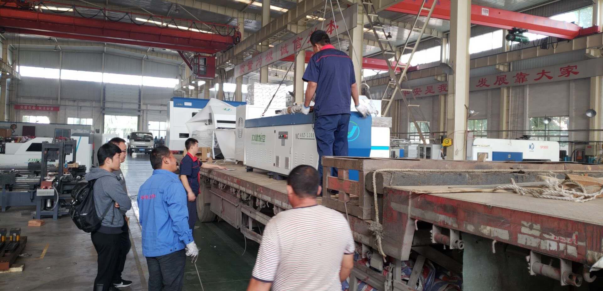 河南郑州客户订购的数控母线折弯机正在装车中