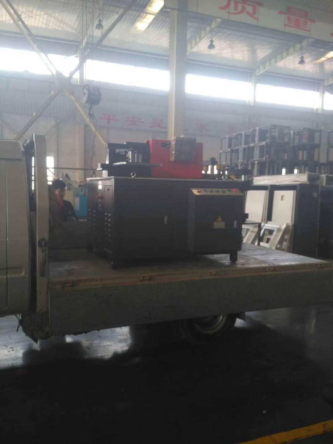 发往辽宁锦州的数控铜排加工机已装车装备出发