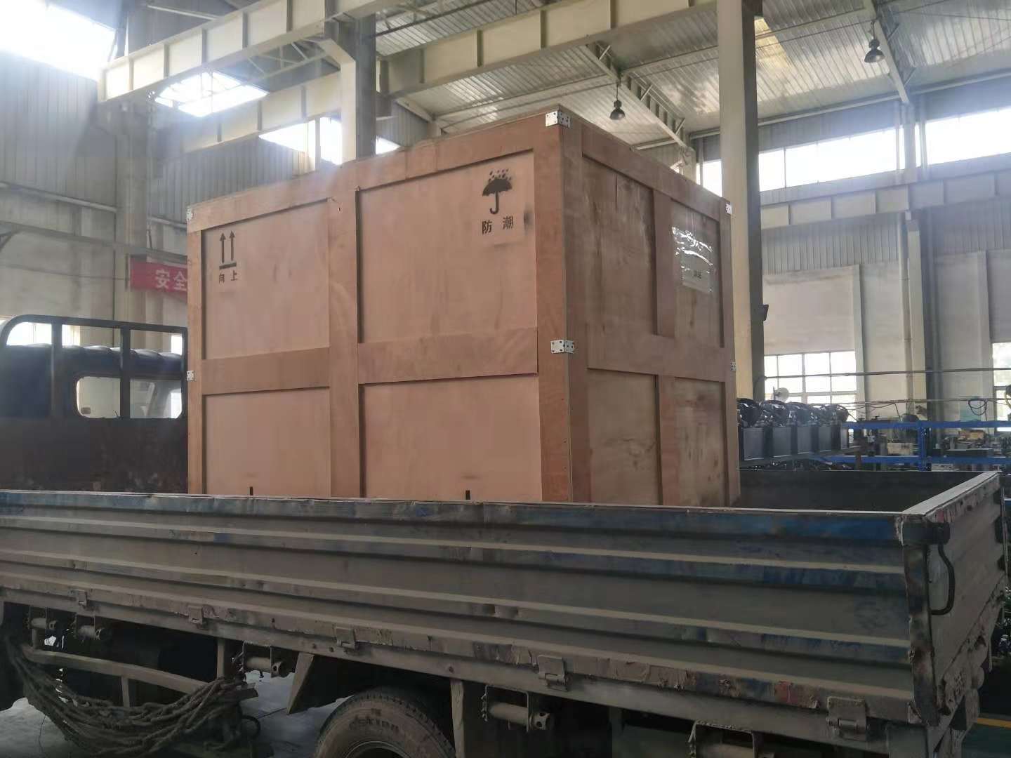 出口菲律宾马尼拉的数控铜排加工机已装车发货