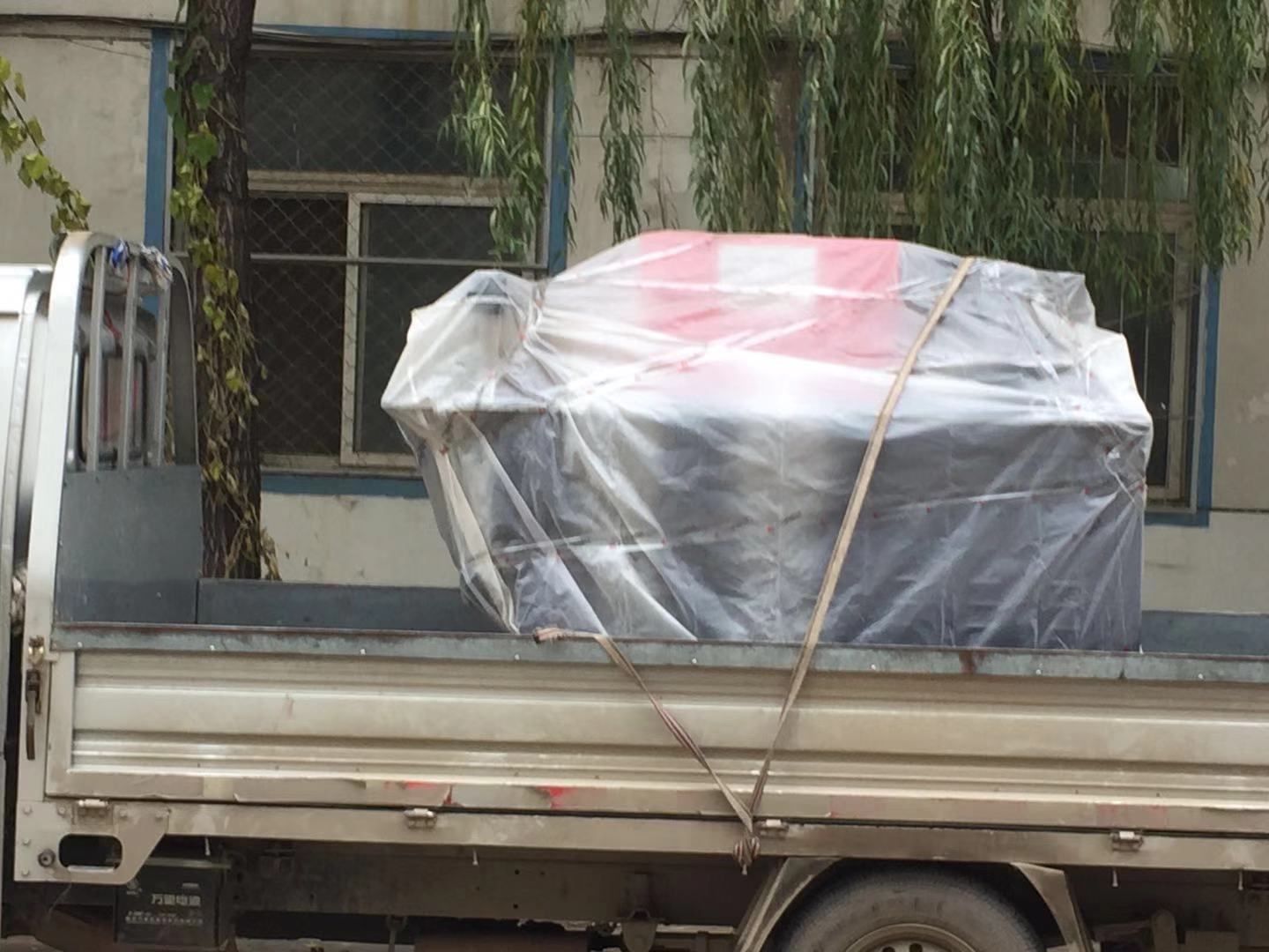 发往湖南长沙市的数控母排加工机已顺利装车发货