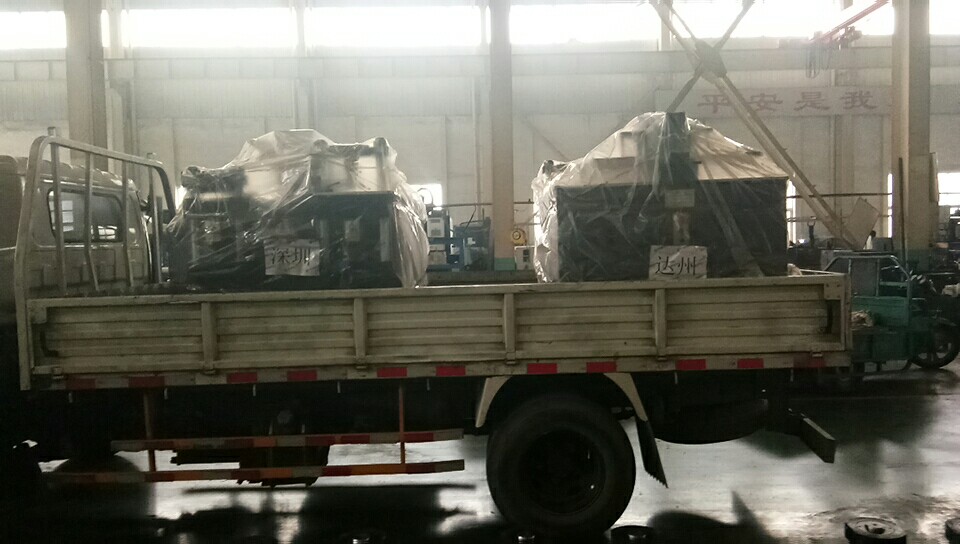 发往深圳和达州的数控母排加工机已装车准备发货