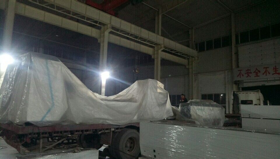 发往上海市的数控母线冲剪机已连夜装车出发