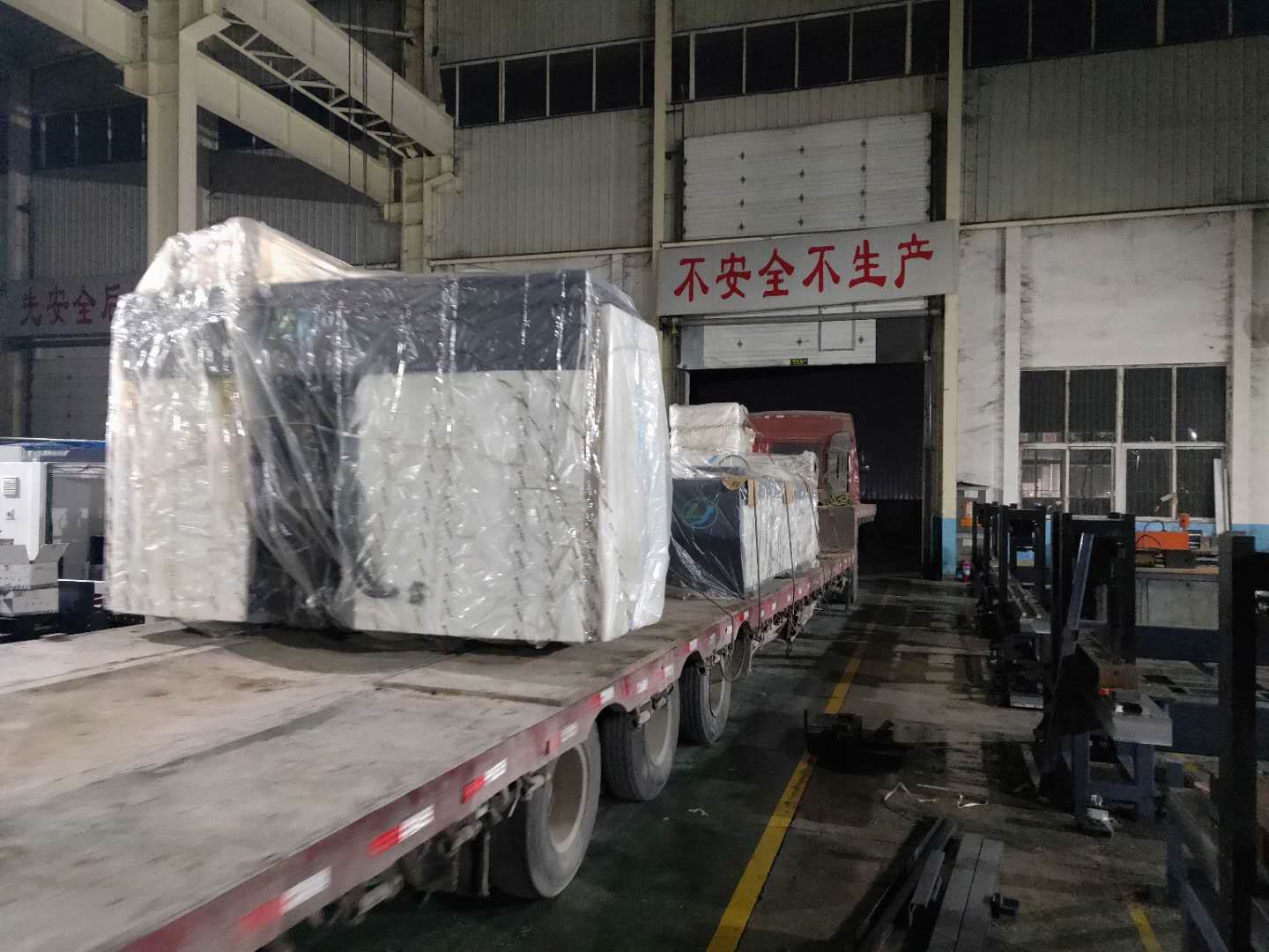 发往河南商丘的数控母线冲剪机已连夜装车出发 发往河南商丘的数控母线冲剪机已连夜装车出发